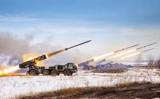 Trên thực tế, do phạm vi hoạt động của Quân đội Ukraine bị nén lại vào khu vực phía tây, nên họ thường xuyên ở thế bị động trước đòn tấn công bằng hỏa lực của quân Nga. Lực lượng lính đánh thuê Wagner và quân Nga đã sử dụng thêm máy bay cường kích Su-24, trực thăng vũ trang và rocket tấn công các vị trí của Ukraine ở Bakhmut, 