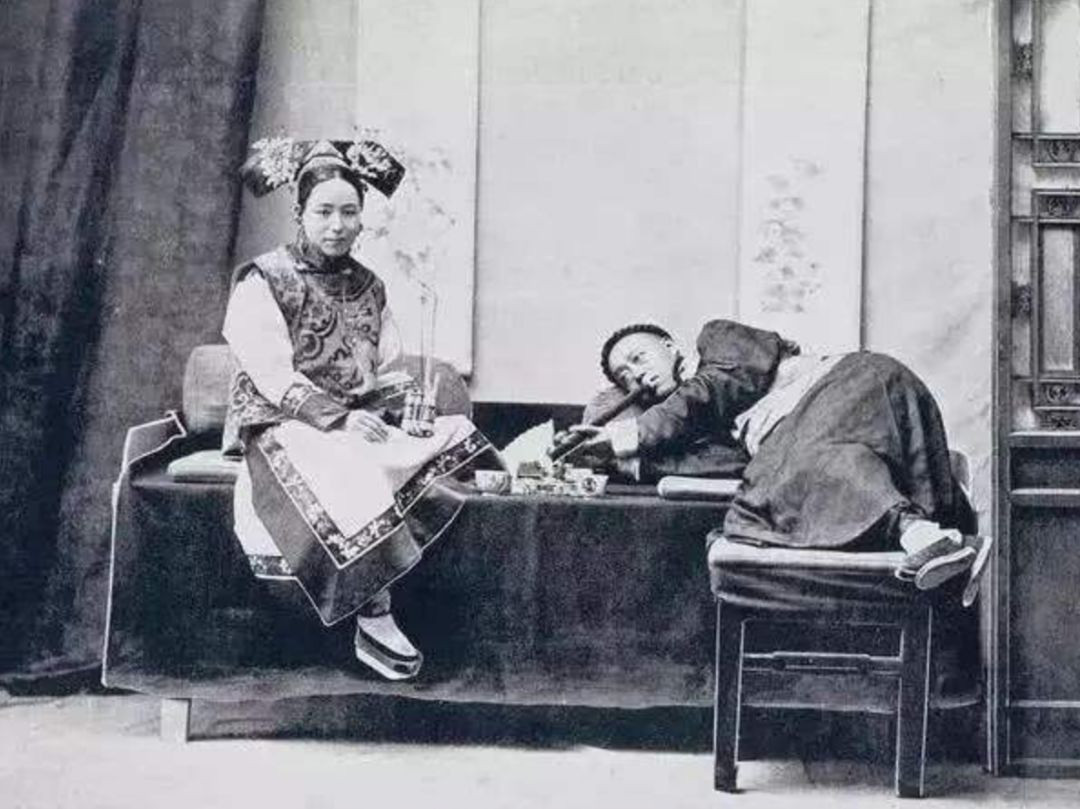 Triều đình nhà Thanh phải chấp nhận mở các cảng lớn cho thương nhân Anh buôn bán tự do và lợi ích của Anh được đặt lên hàng đầu. Tổng cộng nhà Thanh phải bồi thường cho Anh hơn 2.000 vạn lạng bạc. Thuốc phiện sau đó cũng được buôn bán hợp pháp ở Trung Quốc.