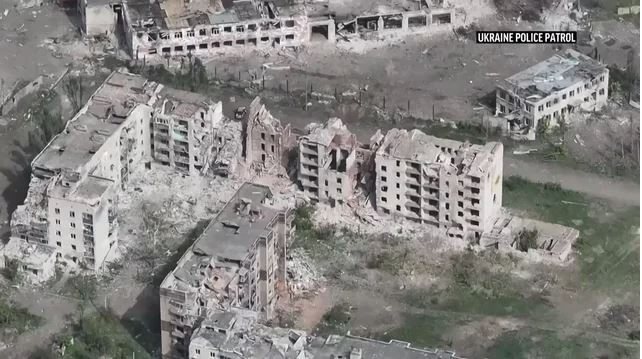 Một tình huống đáng chú ý khác là sau khi bị trúng một số quả bom lượn có điều khiển FAB của Nga, tòa nhà trên vẫn còn tương đối nguyên vẹn, nên quân Ukraine vẫn có thể tận dụng để làm công sự phòng thủ, do chỉ bị phá hủy một trong các lối vào.