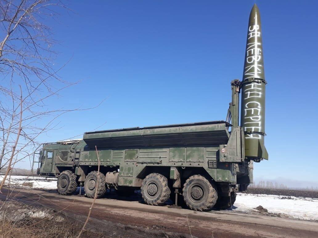 Tên lửa di động tầm ngắn Iskander là loại tên lửa chiến thuật, có khả năng cơ động cao, tầm bắn tối đa khoảng 500 km. Bộ Quốc phòng Nga cho biết: “Đầu đạn tên lửa của Iskander có thể phá hủy các sở chỉ huy, nơi tập trung binh lực tập trung, hệ thống phòng không của đối phương”. 