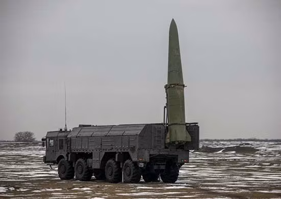 Mở rộng hơn nữa, Kots đề cập đến những đoạn phim (không được tiết lộ) cho thấy rằng, sau khi “một tên lửa bị bắn trúng và người Ukraine chạy đến dọn đống đổ nát, họ đã bị trúng thêm tên lửa thứ hai”. Như vậy có thể hiểu Nga hoàn toàn kiểm soát mục tiêu, phóng bồi tên lửa khi đối phương bất ngờ. 