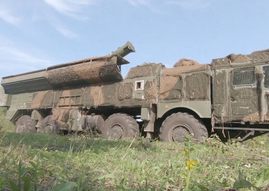 Vào ngày 17/11, Bộ Quốc phòng Nga cũng phát hành một video khác về một bệ phóng tên lửa đạn đạo Iskander đang di chuyển vào trận địa. Khi tấm che bảo vệ khoang chứa tên lửa được mở ra, tên lửa được nâng lên ở tư thế phóng. 