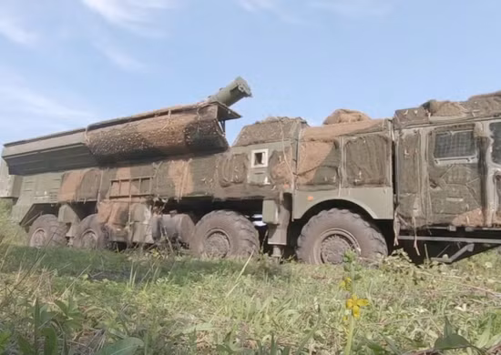 Vào ngày 17/11, Bộ Quốc phòng Nga cũng phát hành một video khác về một bệ phóng tên lửa đạn đạo Iskander đang di chuyển vào trận địa. Khi tấm che bảo vệ khoang chứa tên lửa được mở ra, tên lửa được nâng lên ở tư thế phóng. 