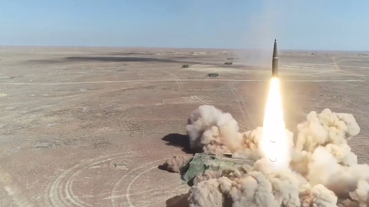 Mặc dù Bộ Quốc phòng Nga không rõ thời điểm các cuộc tấn công bằng tên lửa Iskander nói trên xảy ra, nhưng hai tài liệu và video công khai cuối cùng về hoạt động của tên lửa Iskander mà Bộ Quốc phòng Nga cung cấp, đã đưa ra một số manh mối. 