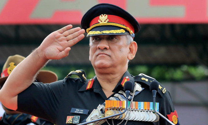 Theo truyền thông Ấn Độ, vào ngày 8/12, một trực thăng quân sự Mi-17V-5 đã bị rơi ở bang Tamil Nadu của Ấn Độ, chở theo Tham mưu trưởng Quân đội Ấn Độ Biping Rawat và gia đình, cũng như một số quan chức cấp cao của Quân đội Ấn Độ và nhân viên đi cùng. 