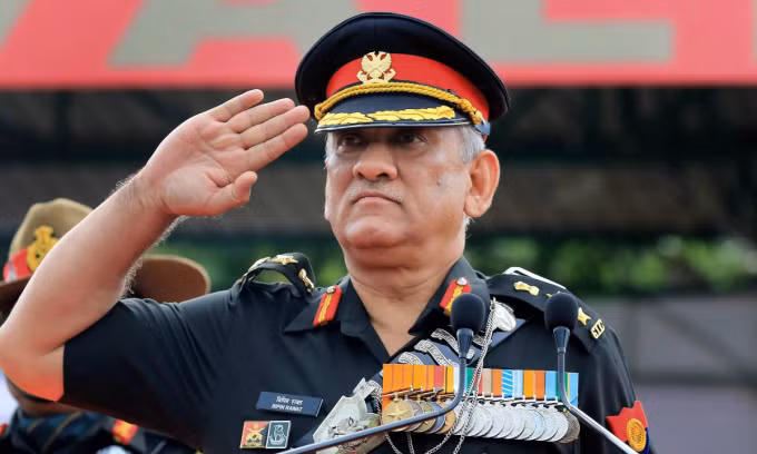 Theo truyền thông Ấn Độ, vào ngày 8/12, một trực thăng quân sự Mi-17V-5 đã bị rơi ở bang Tamil Nadu của Ấn Độ, chở theo Tham mưu trưởng Quân đội Ấn Độ Biping Rawat và gia đình, cũng như một số quan chức cấp cao của Quân đội Ấn Độ và nhân viên đi cùng. 