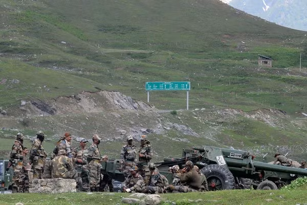 Rawat luôn nhấn mạnh rằng, năng lực của quân đội Ấn Độ đã được cải thiện rất nhiều trong thời gian qua và họ sẽ không ngần ngại sử dụng vũ lực nếu cần. Ngoài ra, Rawat cũng tích cực thăm Mỹ, Nhật Bản, Australia và các nước khác để tìm kiếm hợp tác quân sự hơn nữa.