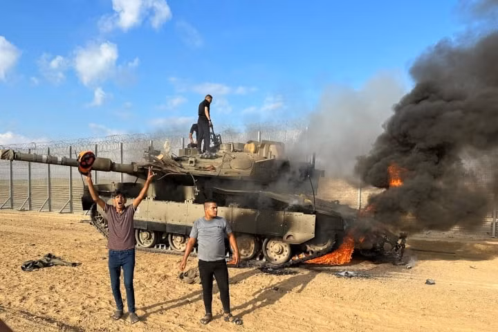 Đối với xe tăng Merkava của Israel, lớp giáp này là "hiệu quả nhất" trong việc phòng thủ trước các loại đạn chống tăng đơn giản do UAV cỡ nhỏ thả xuống. Ngày 7/10, Hamas đã sử dụng loại vũ khí này tấn công thành công xe tăng, xe bọc thép và tháp súng máy điều khiển từ xa của Israel. 