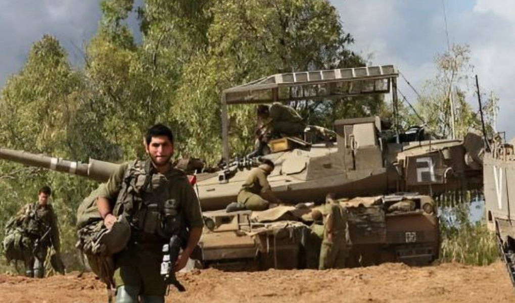 Tuy nhiên khi những chiếc xe tăng Merkava của Israel xuất hiện với “mũ sắt” trên tháp pháo, thì trang The War Zone đã bất ngờ đưa ra lời khen ngợi việc Quân đội Israel áp dụng cách làm gây tranh cãi này của người Nga.