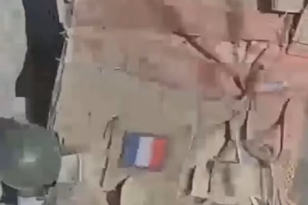 Theo báo chí phương Tây đưa tin, trong trận chiến ở ngoại ô phía đông Chasovre hôm 5/5, có thêm 7 binh sĩ Pháp thiệt mạng vì hỏa lực pháo binh của Nga. (Nguồn ảnh: Topwar, Forbes, CNN, Ukrinform).