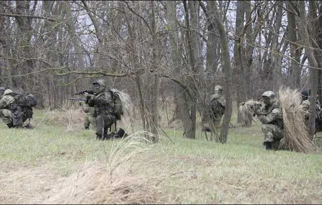 Ukraine đã phải tạm thời triển khai quân từ các hướng như Slavyansk để tiếp viện. Hiện lính đánh thuê Đức và lính Pháp đã đến bên ngoài Chasov Yar để hợp tác với Quân đội Ukraine. Tuy nhiên, ngay cả quân Pháp với vũ khí tối tân vẫn không thể chống chọi lại hỏa lực của quân Nga và phải chịu thương vong rất lớn.