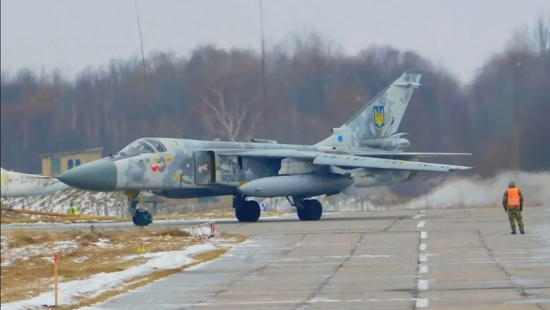 Sân bay quân sự Starokonstantinov, một căn cứ quân sự quan trọng của Ukraine, thường xuyên phải đối mặt với các cuộc tấn công chính xác từ Lực lượng Không quân Vũ trụ Nga. Sân bay này có ít nhất 20 hầm chứa máy bay kiên cố, hệ thống cung cấp nhiên liệu và nhà máy điện riêng, cung cấp cho hoạt động của sân bay.