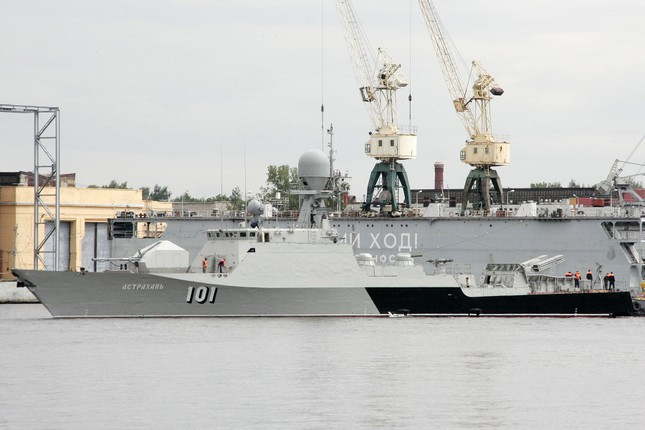 Ngoài ra, các pháo hạm Đề án 21630 được chuyên dụng để phục vụ trong hạm đội Biển Caspi, để canh giữ các lợi ích thiết thực như vùng đặc quyền kinh tế và nguồn tài nguyên dầu khí của Nga ở đó. Ảnh: Tàu pháo Makhachkala (Đề án 21630) của Hạm đội Biển Caspi.