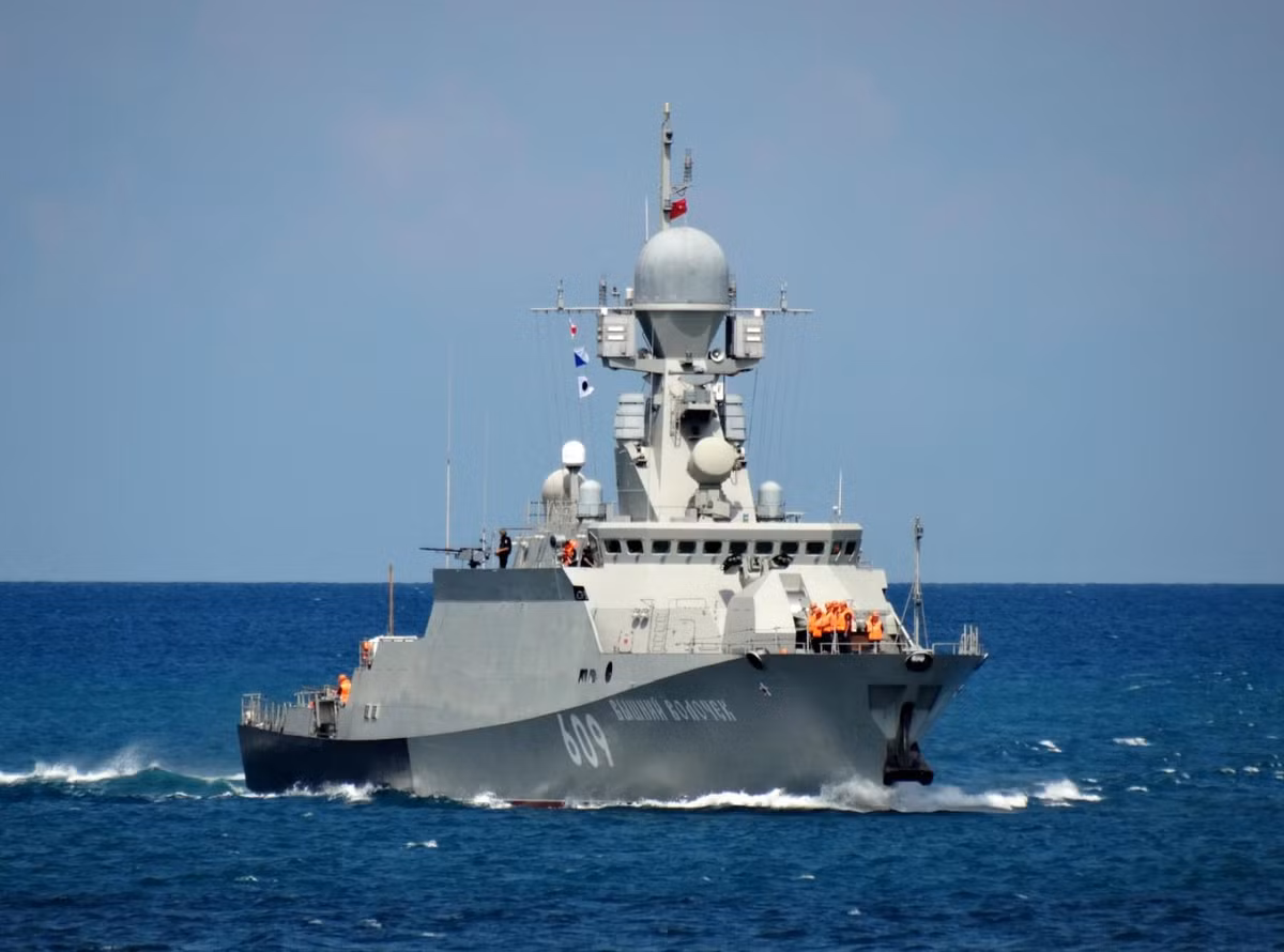 Theo giới phân tích quân sự, khinh hạm lớp Buyan-M mặc dù có kích thước “khiêm tốn”, nhưng lại có lợi thế về hỏa lực mạnh rất mạnh. Đây cũng là lớp tàu chiến đã trải qua nhiều lần thực chiến, khi phóng các tên lửa hành trình tấn công các mục tiêu trên mặt đất tại Syria và Ukraine.