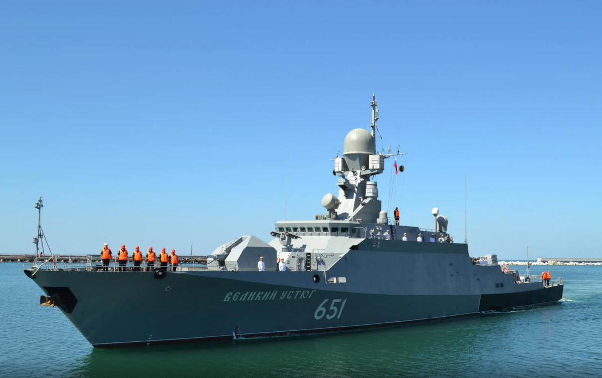 Chiếc tàu tên lửa nhỏ này là sản phẩm liên doanh giữa Công ty đóng tàu Diamond nổi tiếng, hợp tác với Nhà máy đóng tàu Gorky. Buyan-M có thiết kế bên ngoài đơn giản, tổng thể tư thế nghiêng để hạn chế phản xạ sóng radar và sử dụng nhiều vật liệu tàng hình.