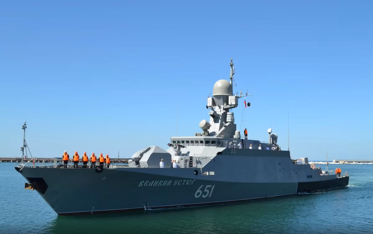 Chiếc tàu tên lửa nhỏ này là sản phẩm liên doanh giữa Công ty đóng tàu Diamond nổi tiếng, hợp tác với Nhà máy đóng tàu Gorky. Buyan-M có thiết kế bên ngoài đơn giản, tổng thể tư thế nghiêng để hạn chế phản xạ sóng radar và sử dụng nhiều vật liệu tàng hình.