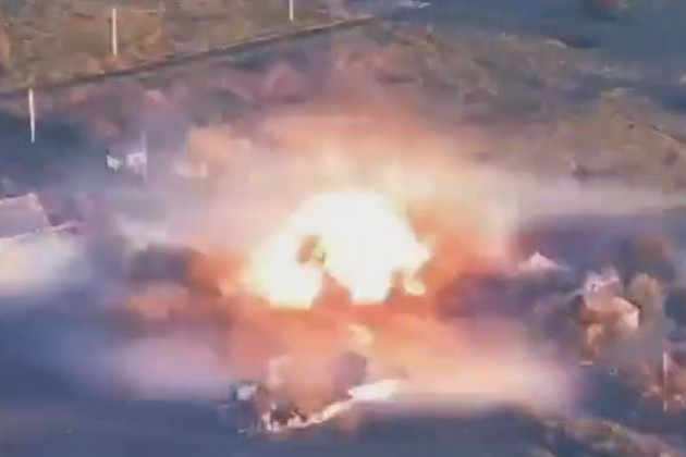 Sở dĩ TOS-1 được Quân đội Nga gọi là "xe tăng cứu hỏa" chủ yếu là do đạn nhiệt áp sẽ tạo ra ngọn lửa rất lớn sau khi phát nổ, ở một mức độ nhất định đã thay thế các xe tăng phun lửa, để tiêu diệt đối phương bằng vũ khí lửa.