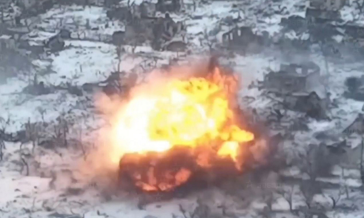 Loại đạn chính mà TOS-1 phóng ra là đạn nhiệt áp, dùng để “dọn sạch” các chiến hào, công sự và đường hầm của kẻ thù phía trước. Tầm bắn của loại vũ khí này không xa lắm, nhưng rất uy lực và được Quân đội Nga ưa chuộng. 