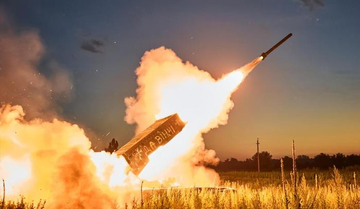 Người phát ngôn Lữ đoàn bộ binh cơ giới 24 của Ukraine khẳng định, Quân đội Nga đã sử dụng pháo nhiệt áp hạng nặng TOS-1, vũ khí mà Quân đội Nga hay gọi là "xe tăng cứu hỏa", khi có thể phóng loại đạn nhiệt áp cực mạnh vào các vị trí phòng thủ của Quân đội Ukraine, gây tổn thất lớn cho đối phương. 