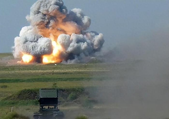 Vũ khí nhiệt áp là loại vũ khí có tính chất hủy diệt, có thể tạo ra nhiệt độ cao, áp suất cao và sóng xung kích để tiêu diệt các mục tiêu ẩn nấp sâu dưới hầm ngầm, chiến hào hay trong các tòa nhà. Vì sức mạnh khủng khiếp, nên nó thậm chí còn được gọi là "vũ khí phi hạt nhân”. 