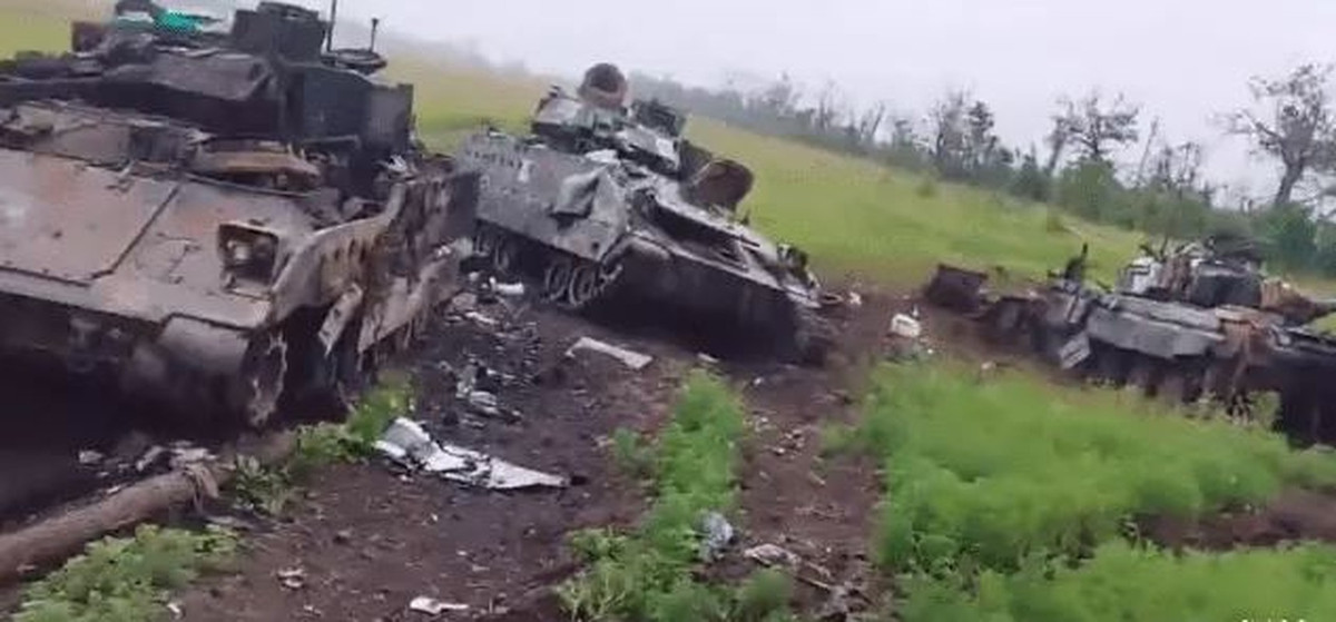 Vậy Quân đội Nga đã làm cách nào để có thể xây dựng tuyến phòng thủ để chống lại các đợt pháo kích ác liệt của quân đội Ukraine? Liệu Ukraine có được vũ khí tối tân hơn để chọc thủng tuyến phòng ngự này của Nga? Về việc này, Tổng thống Ukraine đã nhiều lần gọi điện cho Mỹ, yêu cầu cung cấp một số lượng lớn vũ khí tối tân.