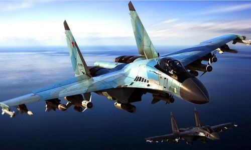 Ngoài ra, Su-35 còn được trang bị hai radar mảng pha quét điện tử chủ động (AESA), hoạt động ở băng tần L (từ 1,0 GHz đến 2,0 GHz), được lắp ở trên cánh chính của Su-35. Sự kết hợp độc đáo của các cảm biến này giúp Su-35 thêm tính năng cho các cuộc tấn công điện tử vào mục tiêu của đối phương. 
