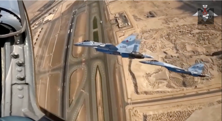 Vị thế ưu tú của Su-35 trong lực lượng không quân Nga gần đây đã được phản ánh qua việc nó được sử dụng để hộ tống chuyên cơ của Tổng thống Putin trong chuyến thăm Abu Dhabi và Riyadh từ ngày 6/12.