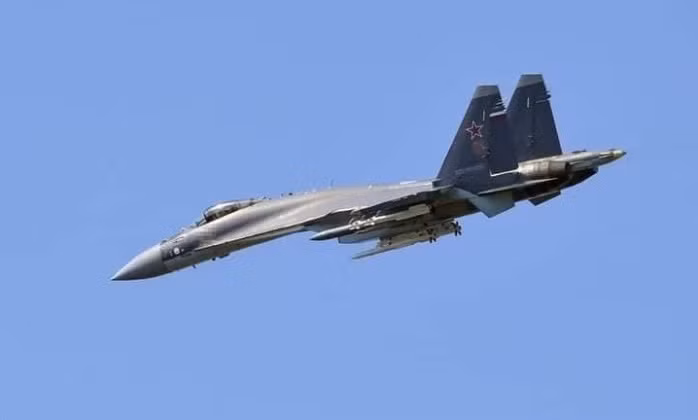 Người phát ngôn Điện Kremlin, ông Dmitry Peskov tuyên bố sau sứ mệnh hộ tống: "Những chiếc Su-35 hộ tống được điều khiển bởi các phi công hàng đầu, trang bị nhiều loại vũ khí không đối không khác nhau; máy bay cất cánh từ một sân bay quân sự ở Nga trong điều kiện thời tiết xấu với mưa lớn và gió giật mạnh". 