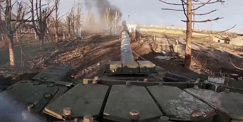 Mặc dù sức mạnh của Quân đội Nga trên lý thuyết kém hơn một chút so với Quân đội Ukraine, nhưng với sự kết hợp của một nửa quân tinh nhuệ và một nửa các đơn vị bảo vệ lãnh thổ và lính nghĩa vụ, Quân đội Nga đã ổn định được mặt trận. Nhưng khó có thể nhanh chóng đánh bại quân Ukraine. 