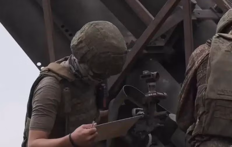 Trước sức tấn công mạnh mẽ của Quân đội Ukraine, Quân đội Nga buộc phải tiếp tục tăng cường quân số. Sau nhiều đợt tăng viện, nhóm chiến đấu của Nga ở khu vực Kursk đã hình thành một đội hình khổng lồ, bao gồm nhiều trung đoàn dù, lữ đoàn hải quân đánh bộ, trung đoàn bộ binh cơ giới và tổng sức mạnh tương đương với gần 20 lữ đoàn và trung đoàn.