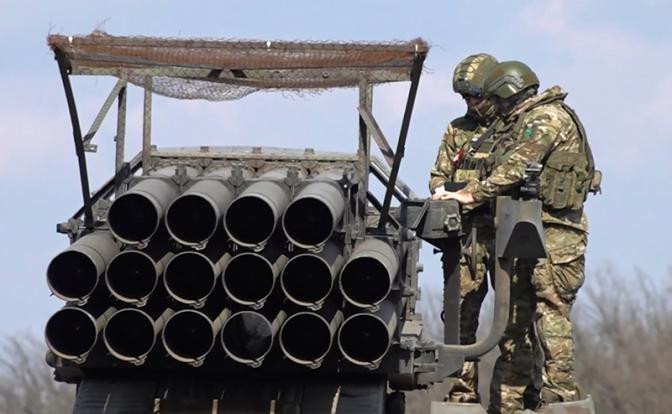 Ở phía bên kia, Quân đội Nga lúc đầu trước sức ép dồn dập của quân Ukraine, sức mạnh phòng thủ ban đầu của họ dường như bị dàn mỏng. Tuyến phòng thủ chủ yếu bao gồm các đơn vị phòng thủ biên giới, các đơn vị lính nghĩa như Trung đoàn bộ binh cơ giới 488 thuộc Sư đoàn bộ binh cơ giới 144 và một số ít quân Chechnya, nên đã sớm cảm thấy áp lực rất lớn.