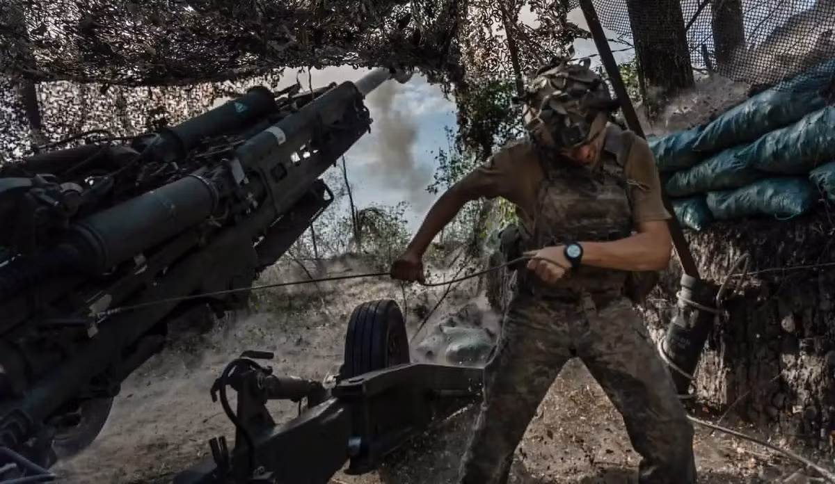 Trong khi đó, RFAF đang có đà tấn công mạnh mẽ và có lợi thế về quân số và hỏa lực; còn việc bảo đảm hậu cần của AFU gặp nhiều khó khăn. Do RFAF phong tỏa và tấn công vào các tuyến đường vận chuyển, nên việc tiếp vận đến Chasov Yar của AFU gặp nhiều khó khăn, ảnh hưởng nghiêm trọng đến khả năng chiến đấu lâu dài của quân Ukraine tại đây. (nguồn ảnh Military Review, Ukrinform, Kyiv Post, Liveuamap). 