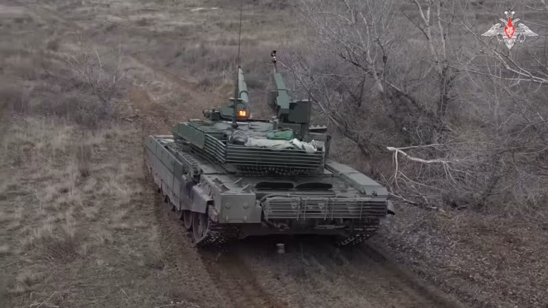 Những viên đạn pháo tăng 125mm khai hỏa từ tăng T-90M, phá hủy chính xác các boongke, ụ súng chống tăng và các hỏa điểm của quân Ukraine, mở đường cho các đơn vị bộ binh xung phong. Tiếp theo lính bộ binh cơ động trên xe chiến đấu bộ binh, sử dụng sự yểm trợ của xe tăng, nhanh chóng tiến vào thành phố và giao tranh ác liệt với số quân còn lại của Ukraine.