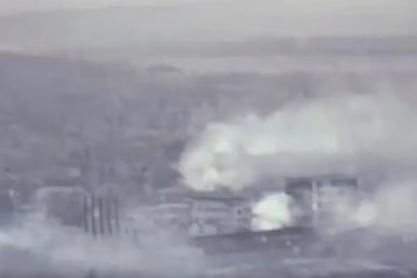 Tuy nhiên, sau khi Liên Xô tan rã, do Kiev tự nguyện từ bỏ nền công nghiệp nặng “không thân thiện với môi trường”, nhằm hội nhập với châu Âu, nên Chasov Yar dần suy tàn. Đến năm 2022, khi xung đột Nga-Ukraina nổ ra, dân số của Chasov Yar đã giảm xuống còn khoảng 12.000 người. 