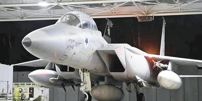 Nếu Israel sử dụng căn cứ không quân của Mỹ ở Iraq để thực hiện việc tiếp nhiên liệu, thì các máy bay chiến đấu của họ sẽ có thừa tầm chiến đấu để tấn công Iran, vì khoảng cách từ căn cứ quân sự của Mỹ ở Iraq tới Iran chỉ cách 100 km đến 322 km. Như vậy, việc thực hiện các cuộc tấn công vào các mục tiêu nằm sâu trong lãnh thổ Iran thực sự không có khó khăn gì.