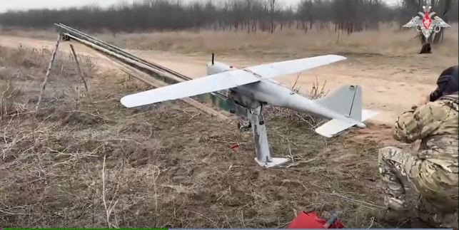 Theo trang Svobodnaya Pressa, những người lính Ukraine còn ở lại khu vực Kursk, phải liên tục cơ động thay đổi vị trí trú quân, nhằm thoát khỏi sự săn lùng của những chiếc UAV FPV của RFAF, đang bay trên đầu “như đàn ruồi”. Một số lính Ukraine trốn vào rừng, đào những căn hầm sâu hơn vào lòng đất, chờ cây xanh đâm chồi, mọc lá, để trốn thoát khỏi Kursk.