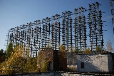 Nhưng để siêu radar này hoạt động là không hề dễ dàng, ít nhất thì không có trạm biến áp nào ở Liên Xô thời đó có thể chịu được nhu cầu điện năng của loại siêu radar này, ngay cả một siêu cường quốc như Liên Xô cũng phải xây dựng một nhà máy phát điện riêng cho radar, để đảm bảo radar hoạt động bình thường của nó.