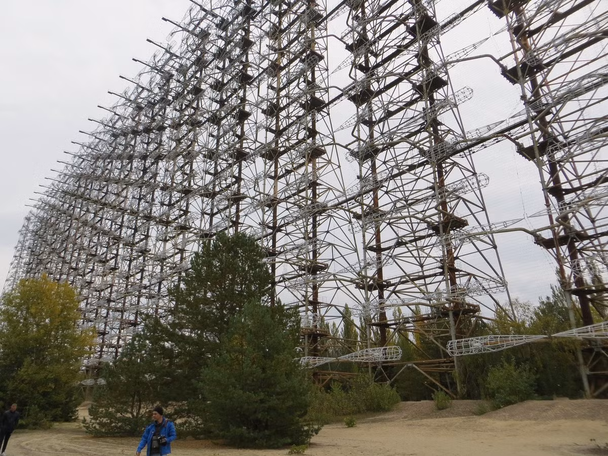 Điều này có nghĩa là dù Duga 3 có chức năng ban đầu của siêu radar, phát hiện bên kia phóng tên lửa hạt nhân vào mình, thì cũng trở nên vô nghĩa; do vậy sau khi Liên Xô tan rã, Nga không tái khởi động hệ thống radar Duga 3, mà mà để khối khí tài có giá hàng tỷ USD này, thành đống sắt vụn. 