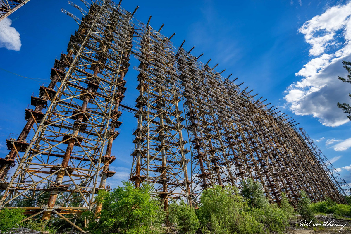 Do radar này sử dụng một số lượng lớn máy phát và máy thu, nên nó cần rất nhiều nhân lực và sự hỗ trợ của siêu máy tính, để có thể hoạt động bình thường; điều này cũng khiến Liên Xô phải chi rất nhiều kinh phí, để đảm bảo hoạt động bình thường của siêu radar Duga 3. 