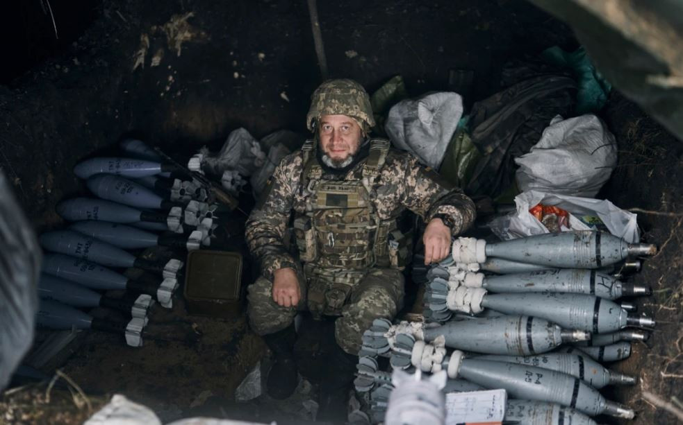 Phía sau phía quân đội Nga ở Bakhmut là tuyến đường sắt Popasna dẫn thẳng đến hậu cứ của Nga, do đó quân đội Nga có thể tập kết thêm quân ở Bakhmut và vận chuyển thêm vật tư, đạn dược. Đây là lý do tại sao quân đội Nga có thể duy trì cuộc tấn công lớn như vậy ở Bakhmut. 