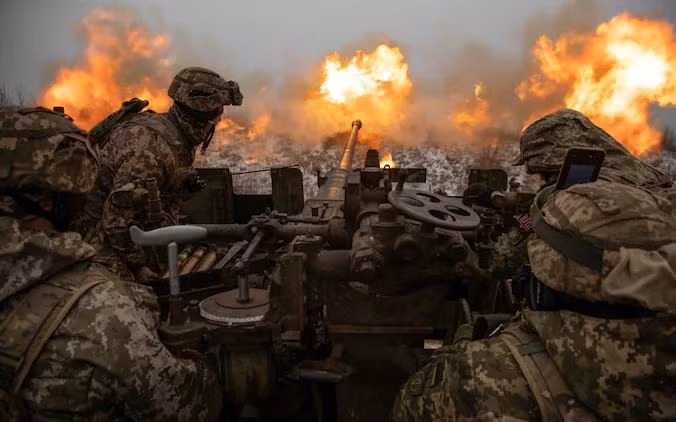 Trong bối cảnh lực lượng pháo binh chủ lực của Ukraine đang được điều động đến mặt trận sắp mở ở Zaporozhye, nên đạn pháo của quân Ukraine ở chiến trường Bakhmut đang bị thiếu hụt. Thông tin tình báo tuyệt mật từ Cơ quan Tình báo Quốc phòng Mỹ bị rò rỉ cho thấy, hiệu quả chiến đấu của quân đội Ukraine đã đạt đến giới hạn. 