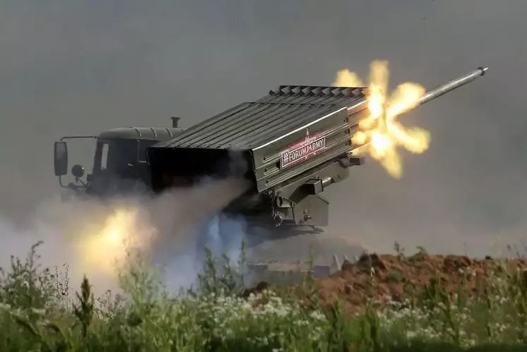 Sau khi sức mạnh pháo binh của quân đội Ukraine tại các điểm cao ở ngoại ô phía tây Bakhmut bị suy giảm nghiêm trọng, quân đội Nga đã ngay lập tức huy động một lượng lớn pháo nhiệt áp TOS-1A vào trận địa. 