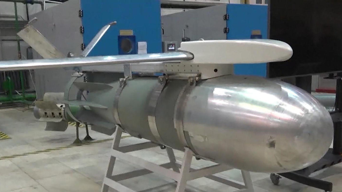 Nhưng tình hình đã đổi khác, những quả bom thường của Nga đã được họ cải tiến, trang bị thêm cánh và hệ thống dẫn đường vệ tinh, giống như bom JDAM của Mỹ. Do vậy, phi công Nga có thể thả bom từ cách xa khu vực mục tiêu với mức chính xác rất cao. Đặc biệt là chúng có giá rẻ để sản xuất hàng loạt và có sức hủy diệt cao.