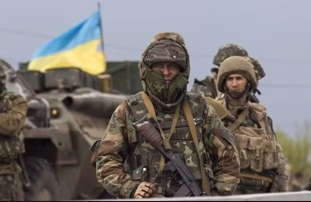 Donbass được Nga xác định là chiến trường chính; ở đây Quân đội Ukraine thiết lập 3 tuyến phòng thủ chính, tuyến đầu tiên nằm trên tuyến Popasna đã bị quân Nga chọc thủng từ đầu năm 2022. Tuyến phòng thủ thứ hai là ở Bakhmut, Avdiivka và những nơi khác, thì giao tranh đã kết thúc vào đầu năm nay.