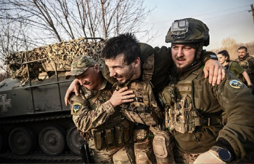 Hiện quân Ukraine đang cố gắng giành lại quyền kiểm soát các vị trí đã mất bằng cách tiếp tục tung thêm lực lượng dự bị vào chiến đấu; thông tin này được cung cấp bởi blogger người Nga Yury Podolyaka.