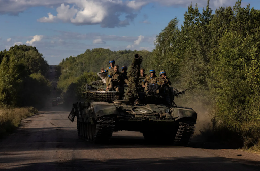 Điều đang chú ý ở mặt trận Kursk đó là, Quân đội Ukraine đã tổ chức lực lượng thiết giáp và lực lượng dự bị phản công ở khu vực Zelyony Shlyakh và Obukhovka. Với sự yểm trợ của 2 xe tăng, 4 xe chiến đấu bộ binh và 80 binh lính, quân Ukraine mở nhiều đợt phản công, nhưng đều bị đánh bại. 