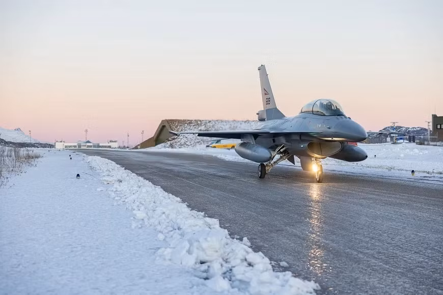 Một số người trong số họ, đặc biệt là phóng viên Alfred Hackensberger của một trong những tờ báo lớn của Đức, thậm chí còn tin rằng, nếu có máy bay chiến đấu F-16, Quân đội Ukraine có thể tiến hành một cuộc tấn công vào bán đảo Crimea?