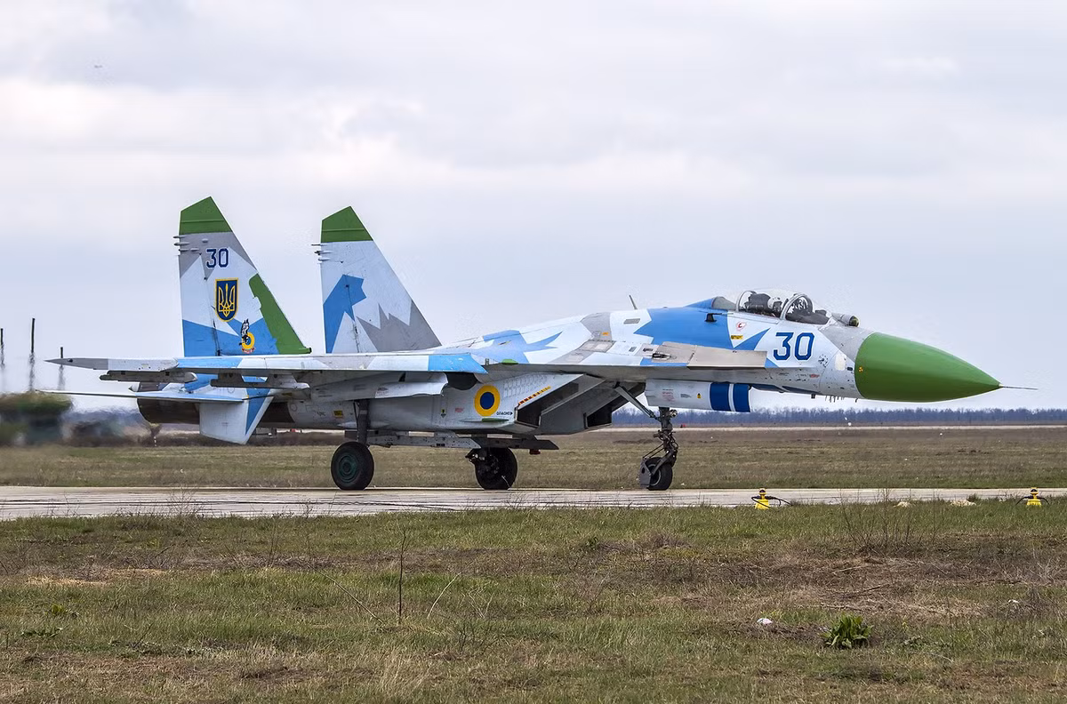 Nhưng chúng ta cũng thấy rằng, bất chấp những tuyên bố của Quân đội Nga về việc Không quân Ukraine gần như bị tiêu diệt hoàn toàn, các phi công của Ukraine vẫn tiếp tục thực hiện các nhiệm vụ chiến đấu.