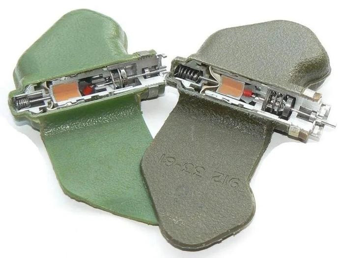 PFM-1С là loại mìn sát thương đơn giản và nhỏ nhất được phát triển từ thời Liên Xô. Chiều rộng là 120mm và trọng lượng chỉ 80 gram chất nổ lỏng được nạp vào một cấu trúc linh hoạt ở một bên. Sau khi mìn chạm đất, nó có thể chuyển sang trạng thái chiến đấu sau 1 đến 10 phút dưới tác động của ngòi nổ va chạm.