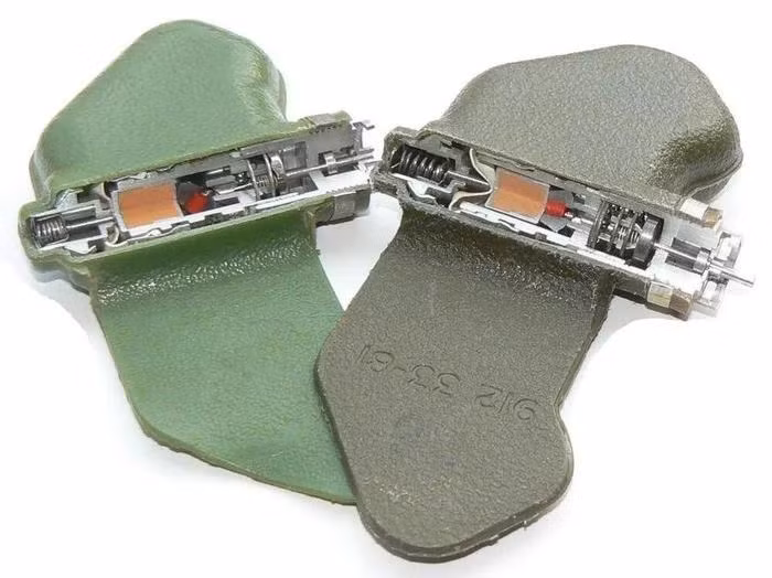 PFM-1С là loại mìn sát thương đơn giản và nhỏ nhất được phát triển từ thời Liên Xô. Chiều rộng là 120mm và trọng lượng chỉ 80 gram chất nổ lỏng được nạp vào một cấu trúc linh hoạt ở một bên. Sau khi mìn chạm đất, nó có thể chuyển sang trạng thái chiến đấu sau 1 đến 10 phút dưới tác động của ngòi nổ va chạm.